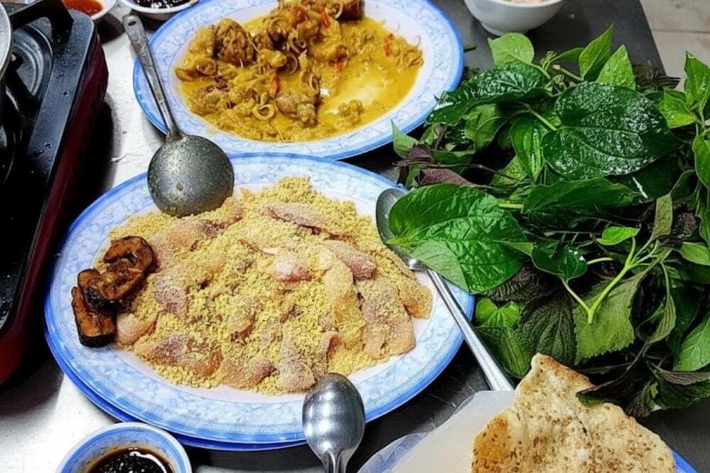 Món ăn đậm vị miền sông nước, cá tươi trộn gỏi cùng rau sống và nước chấm đặc biệt.